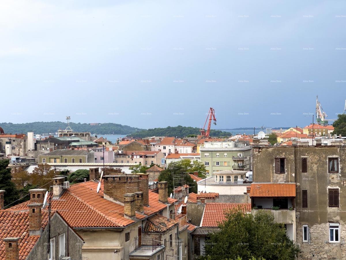 Na prodaj je prostorno stanovanje v Preradovićevi ulici, Pulj. Stanovanje se razteza čez celotno nadstropje in nudi veliko prostora za prijetno bivanje.