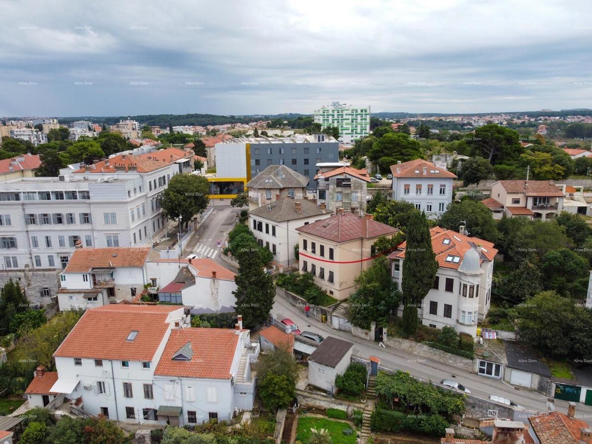 Na prodaj je prostorno stanovanje v Preradovićevi ulici, Pulj. Stanovanje se razteza čez celotno nadstropje in nudi veliko prostora za prijetno bivanje.