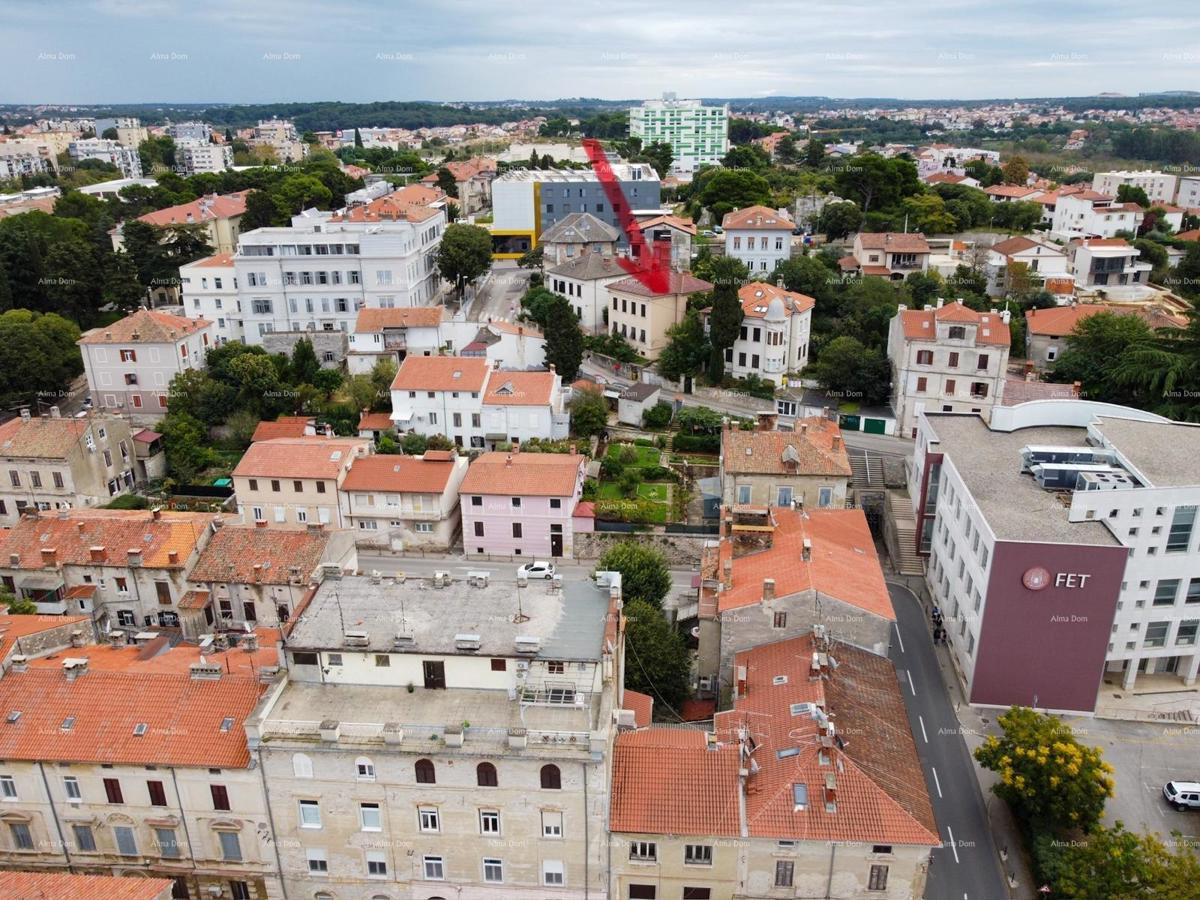 Na prodaj je prostorno stanovanje v Preradovićevi ulici, Pulj. Stanovanje se razteza čez celotno nadstropje in nudi veliko prostora za prijetno bivanje.