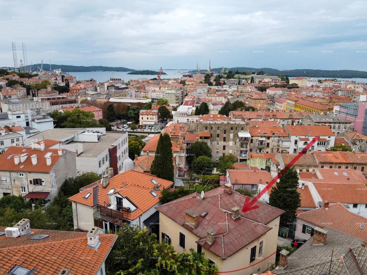 Na prodaj je prostorno stanovanje v Preradovićevi ulici, Pulj. Stanovanje se razteza čez celotno nadstropje in nudi veliko prostora za prijetno bivanje.