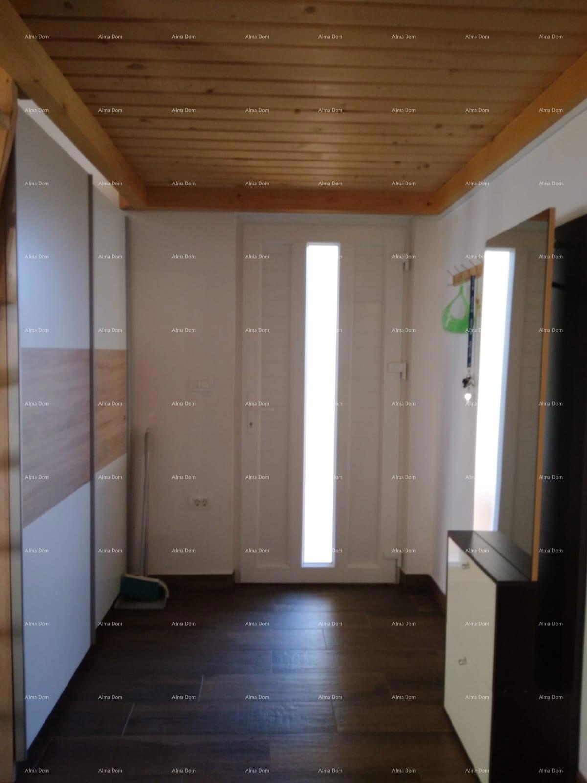 Lepa hiša v Medulinu v bližini morja 150m razdalje. Pošesi.
