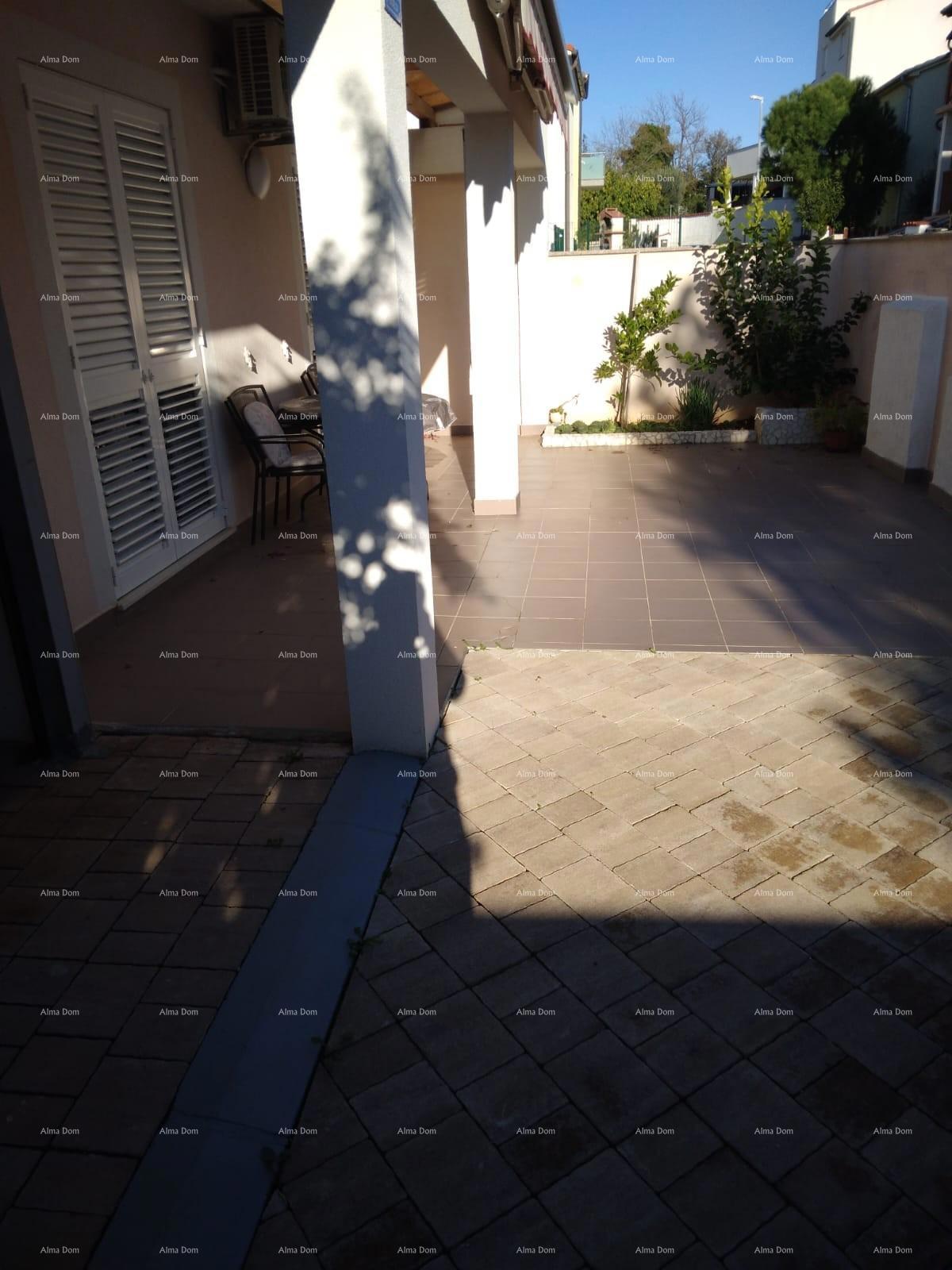 Lepa hiša v Medulinu v bližini morja 150m razdalje. Pošesi.