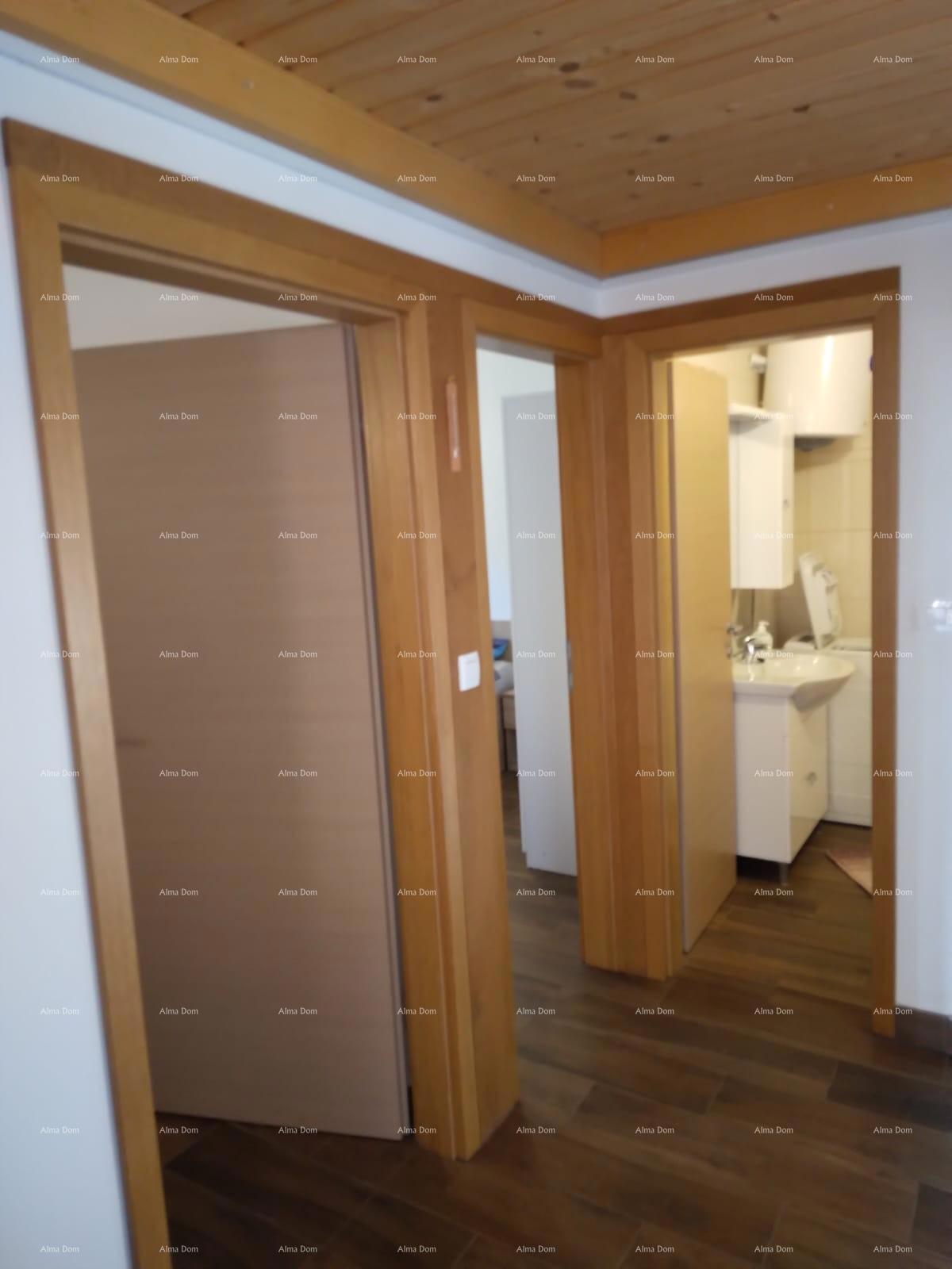 Lepa hiša v Medulinu v bližini morja 150m razdalje. Pošesi.