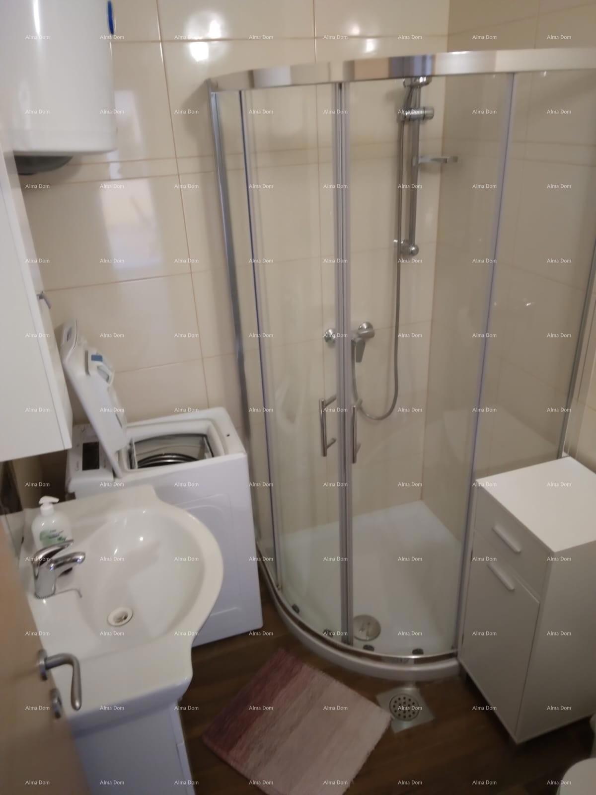Lepa hiša v Medulinu v bližini morja 150m razdalje. Pošesi.