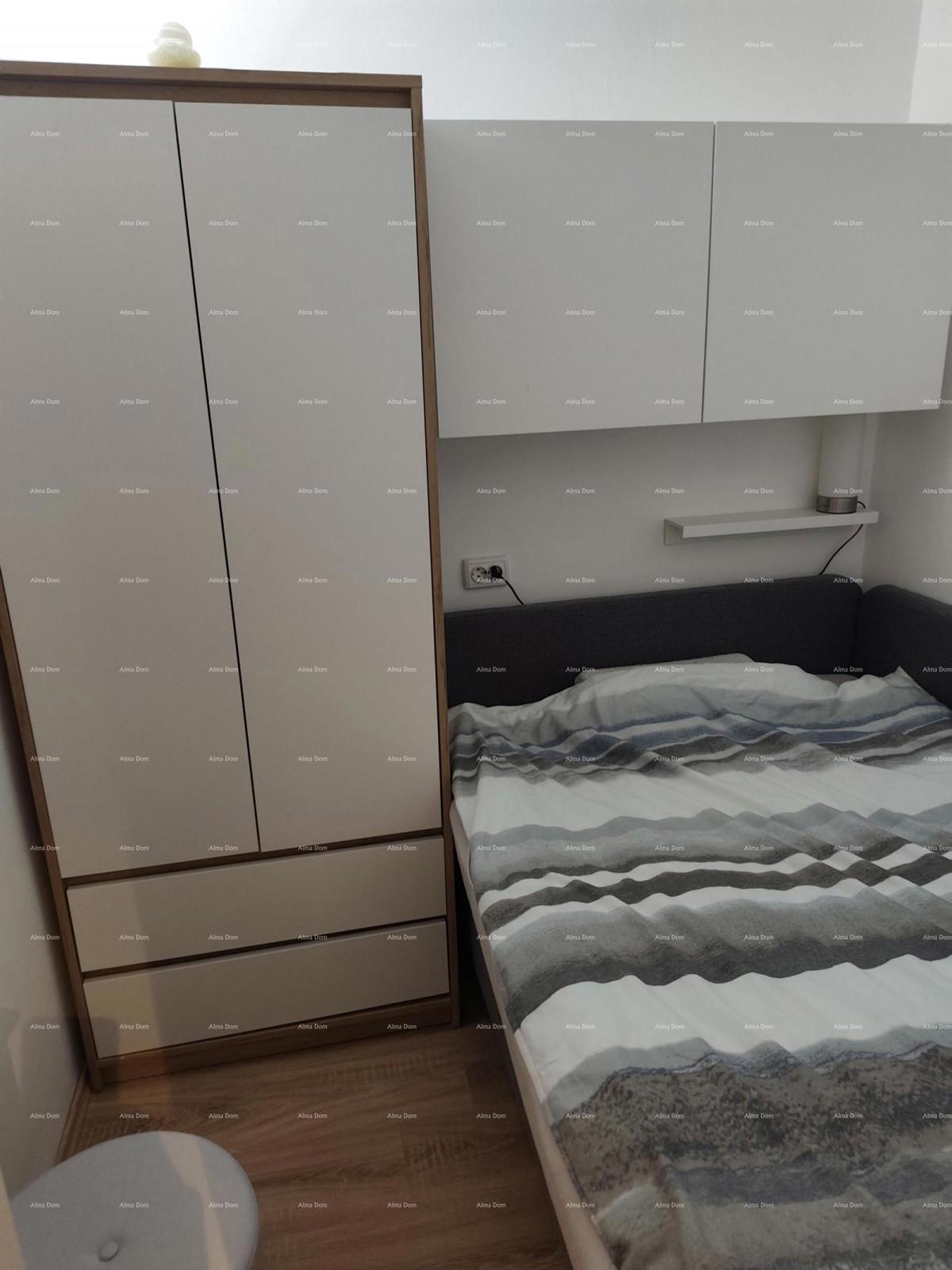 Pula, opremljeno in prenovljeno družinsko stanovanje (60 m²) z dvigalom in balkonom