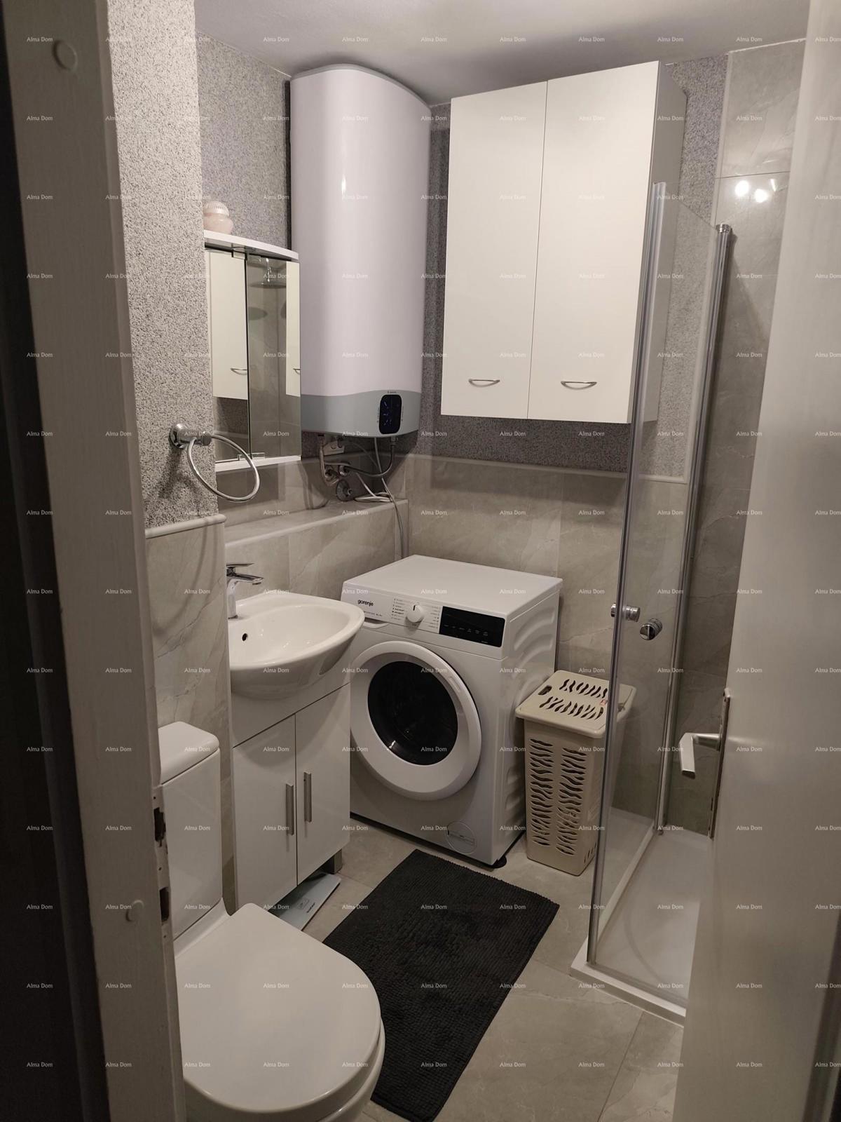 Pula, opremljeno in prenovljeno družinsko stanovanje (60 m²) z dvigalom in balkonom