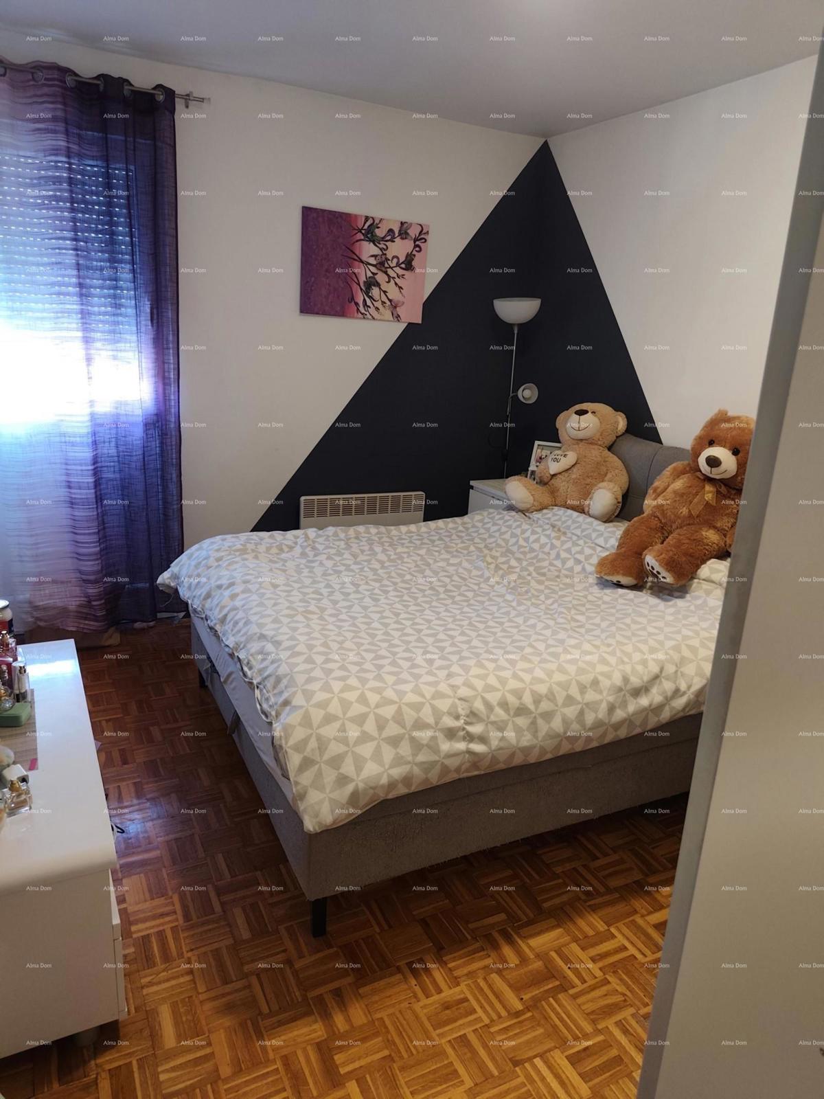 Pula, opremljeno in prenovljeno družinsko stanovanje (60 m²) z dvigalom in balkonom
