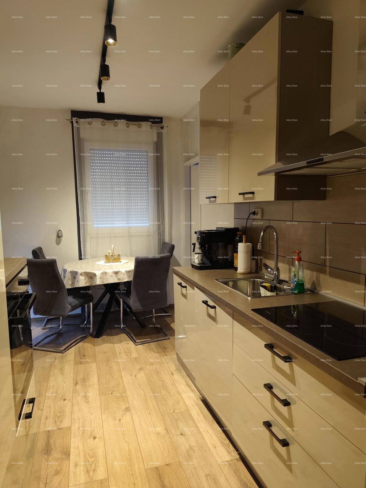 Pula, opremljeno in prenovljeno družinsko stanovanje (60 m²) z dvigalom in balkonom
