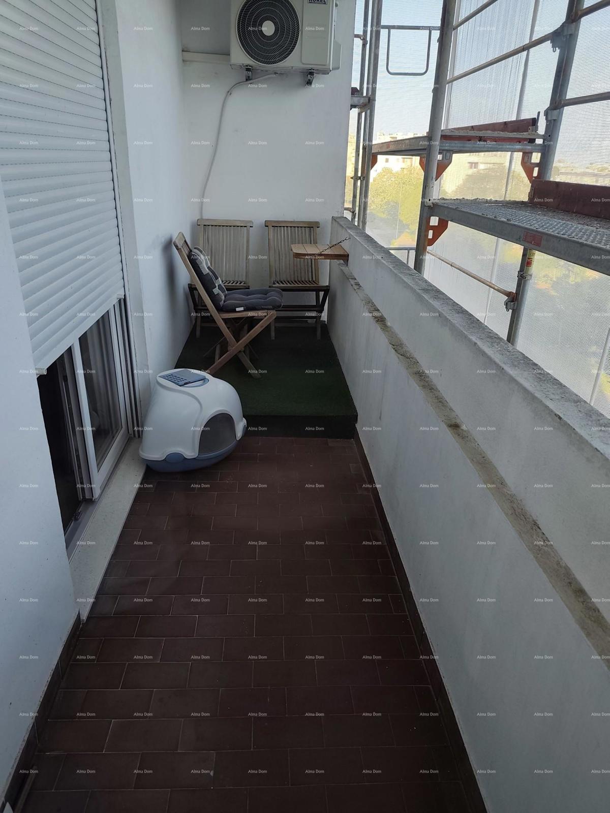 Pula, opremljeno in prenovljeno družinsko stanovanje (60 m²) z dvigalom in balkonom