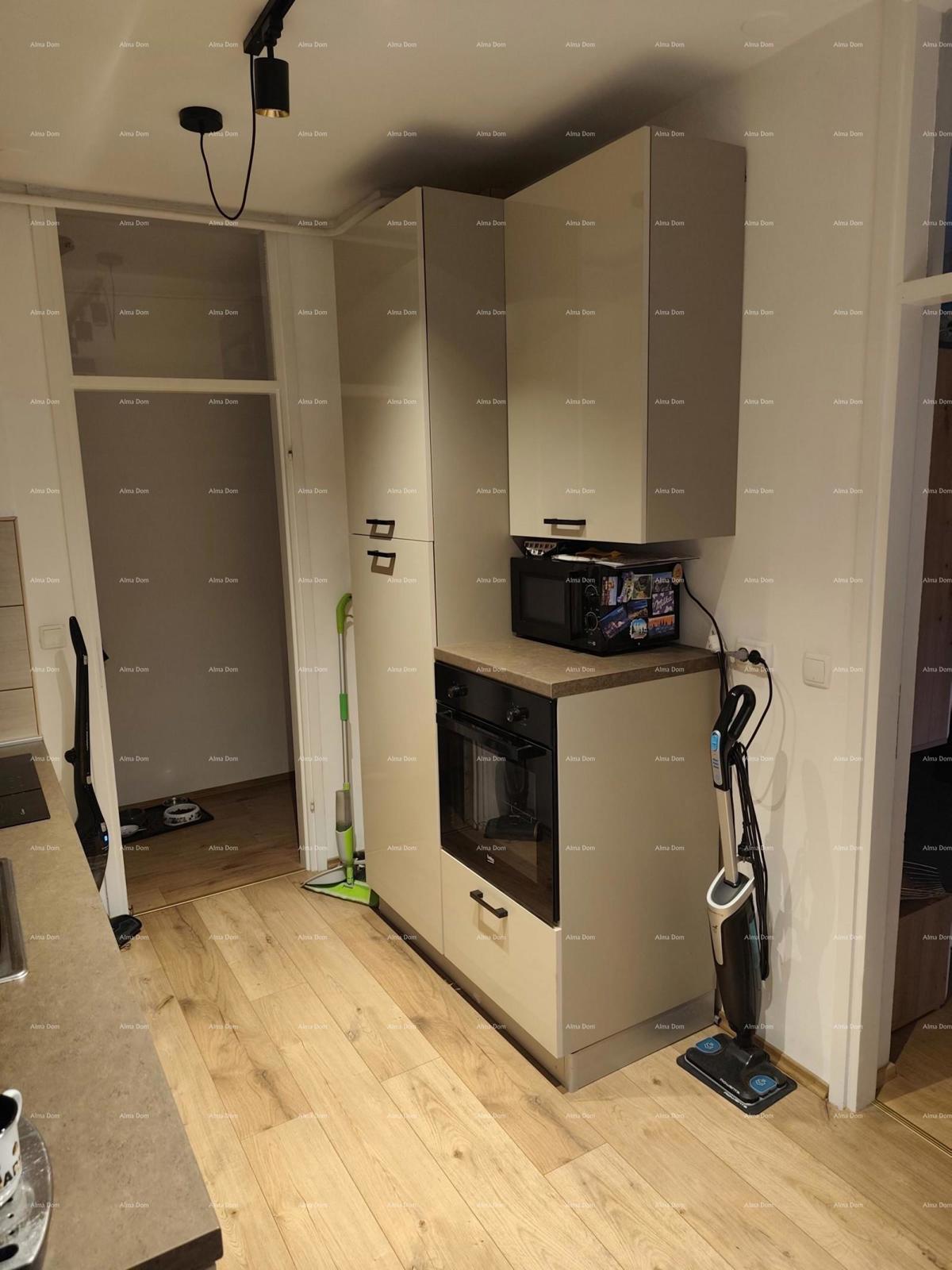 Pula, opremljeno in prenovljeno družinsko stanovanje (60 m²) z dvigalom in balkonom