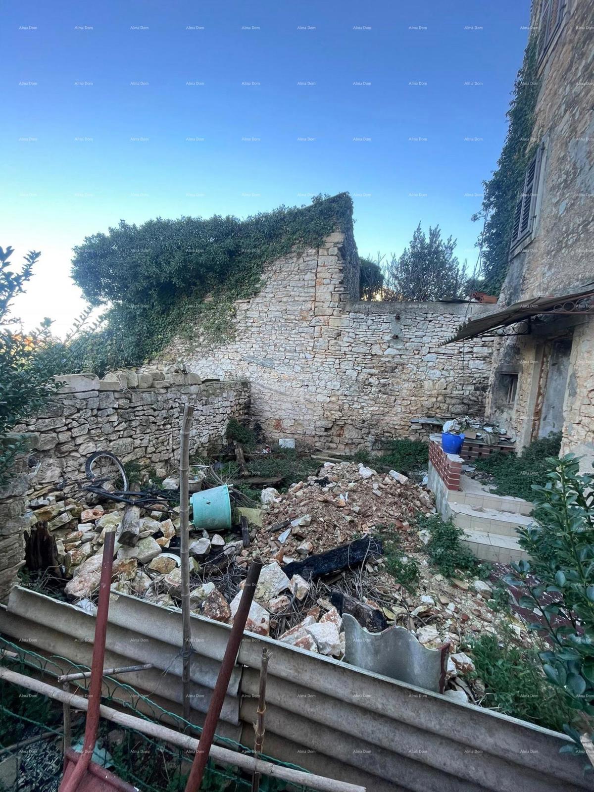 Prodaja kamene kuće za renovaciju v srcu Vodnjana