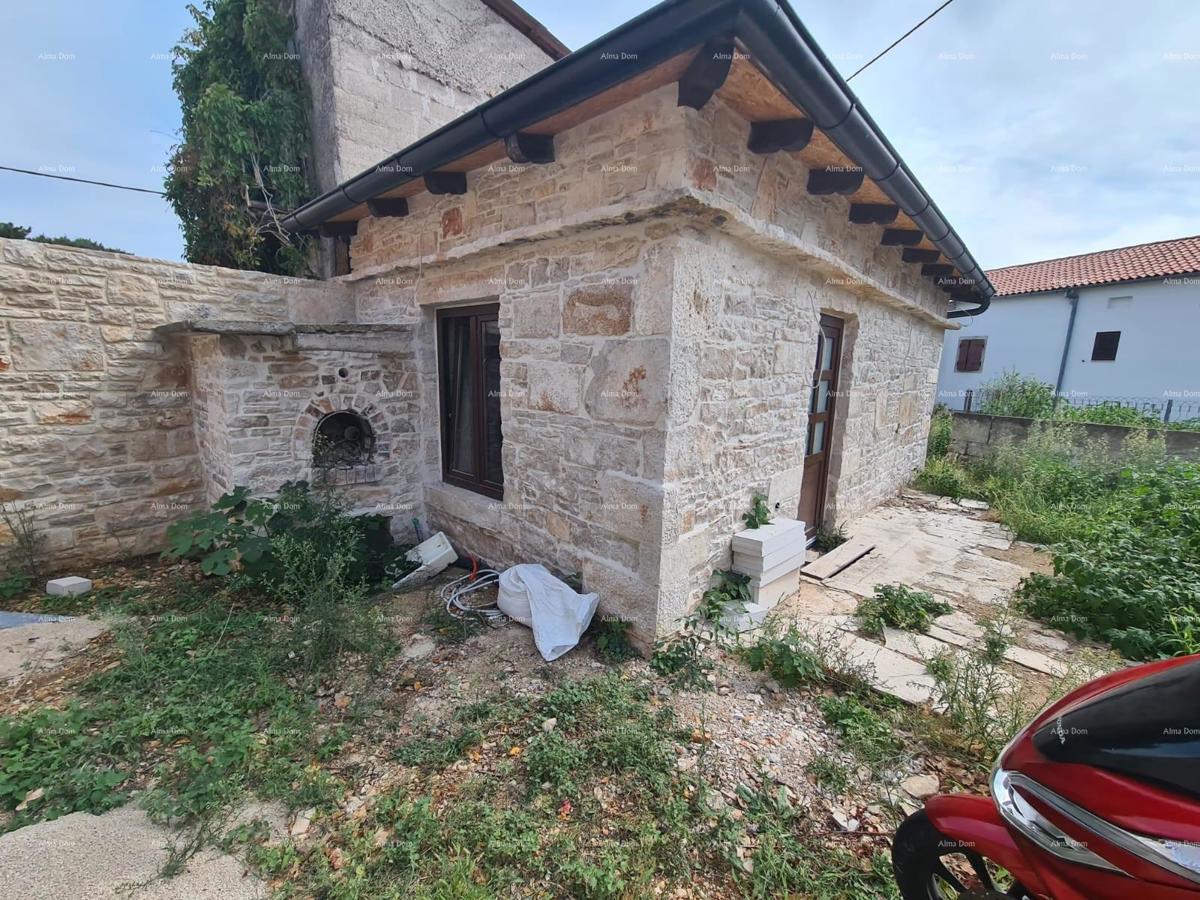 Na prodaju kuća s konobom u fazi renovacije, Krnica!