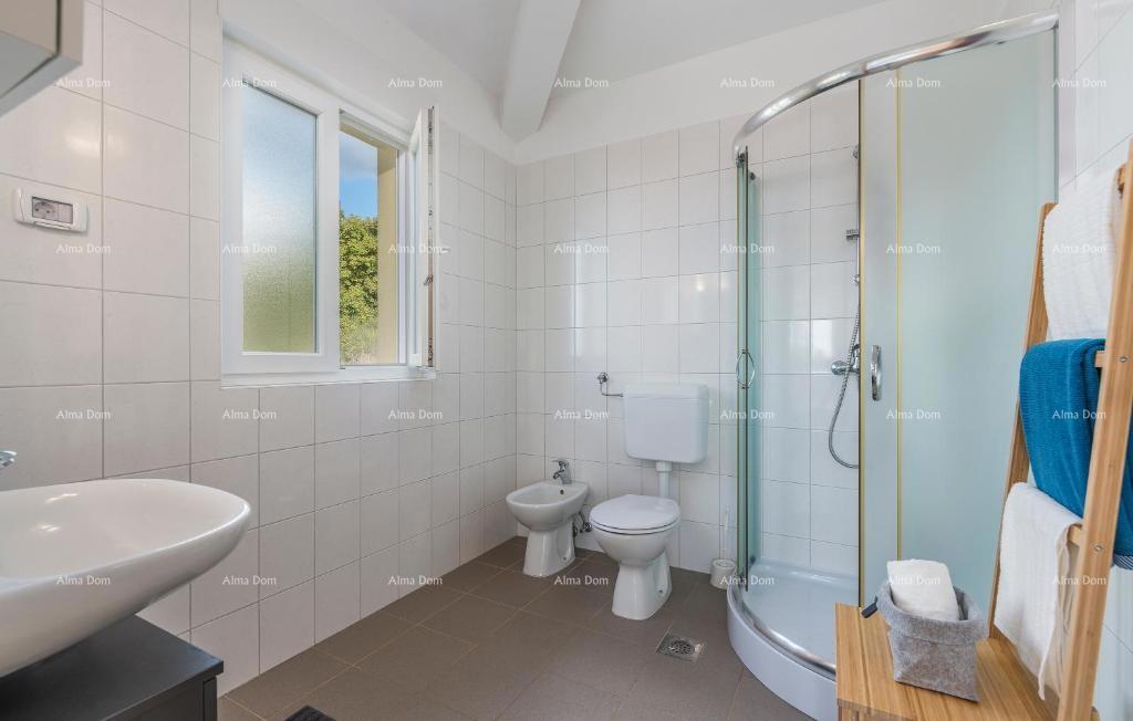 Počitniška hiša z bazenom in velikim vrtom