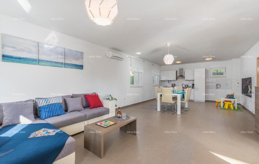 Počitniška hiša z bazenom in velikim vrtom