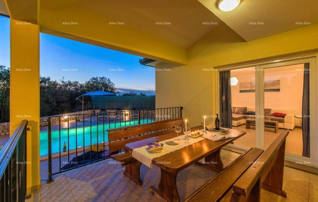 Počitniška hiša z bazenom in velikim vrtom