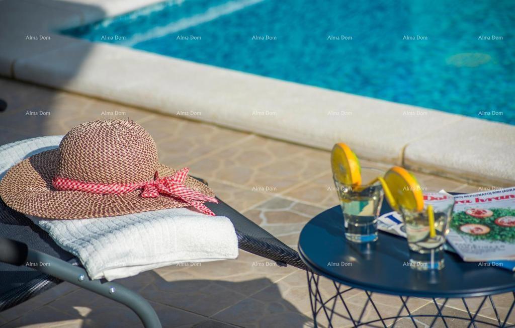 Počitniška hiša z bazenom in velikim vrtom