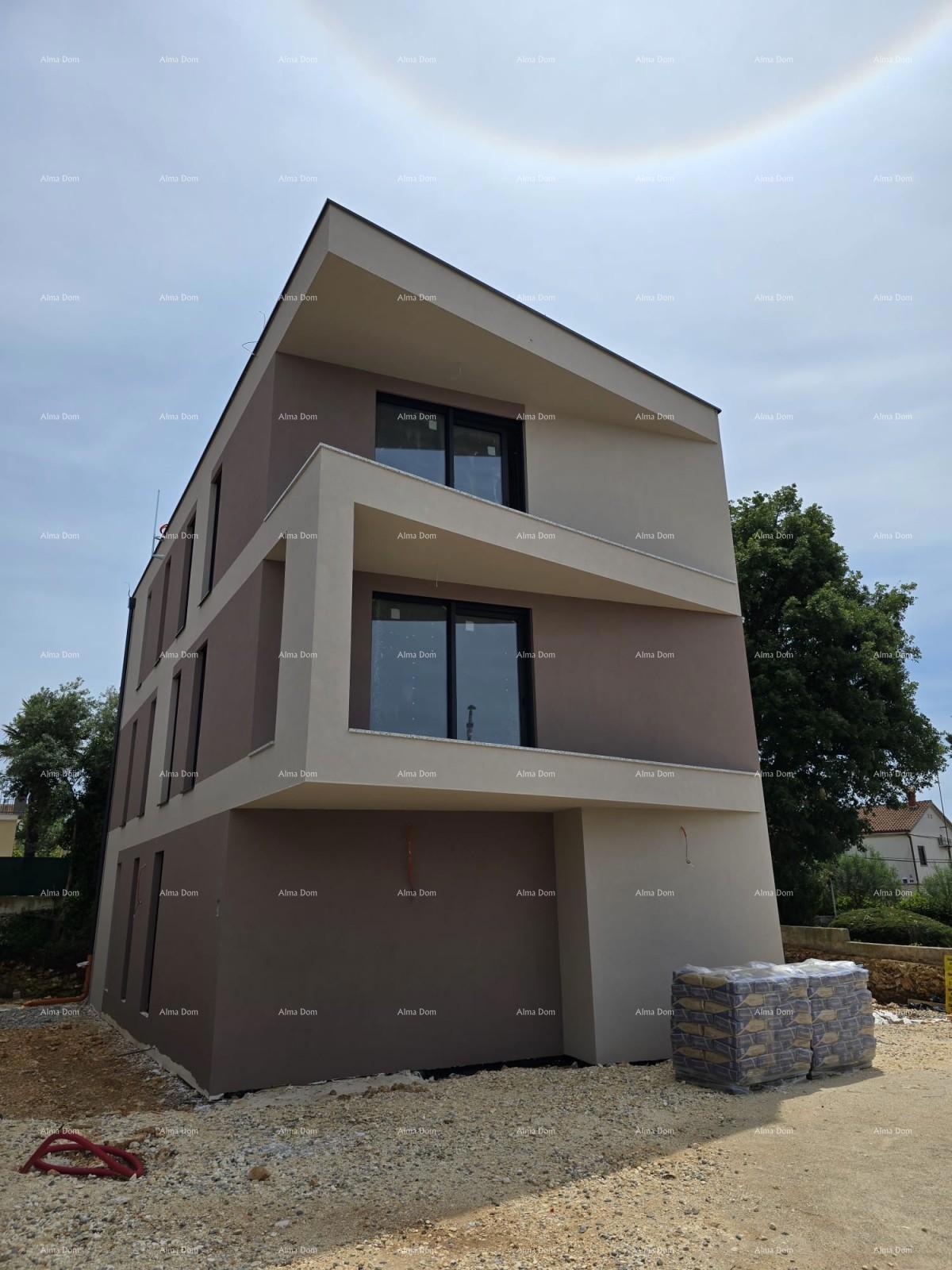 Dvosobno stanovanje z velikim vrtom 100 metrov od obale.