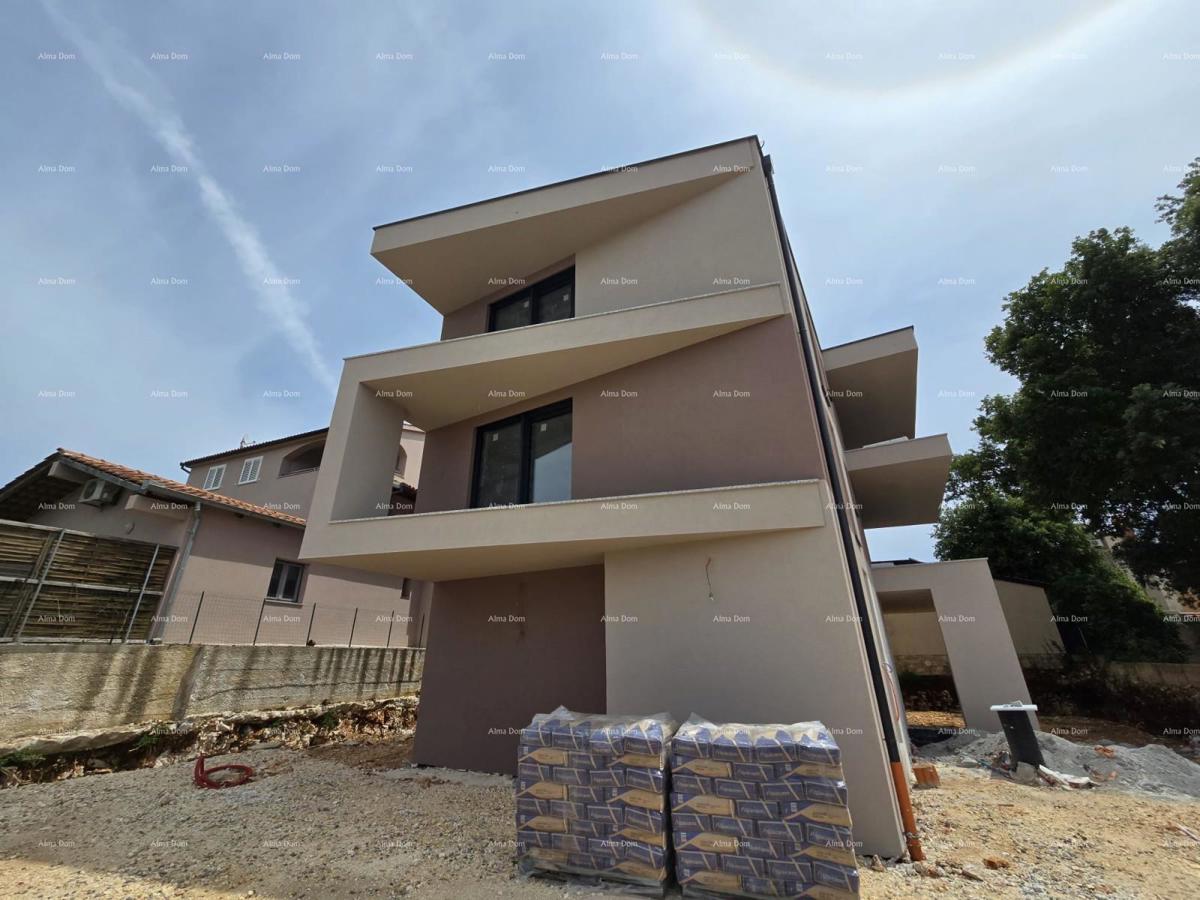 Dvosobno stanovanje z velikim vrtom 100 metrov od obale.