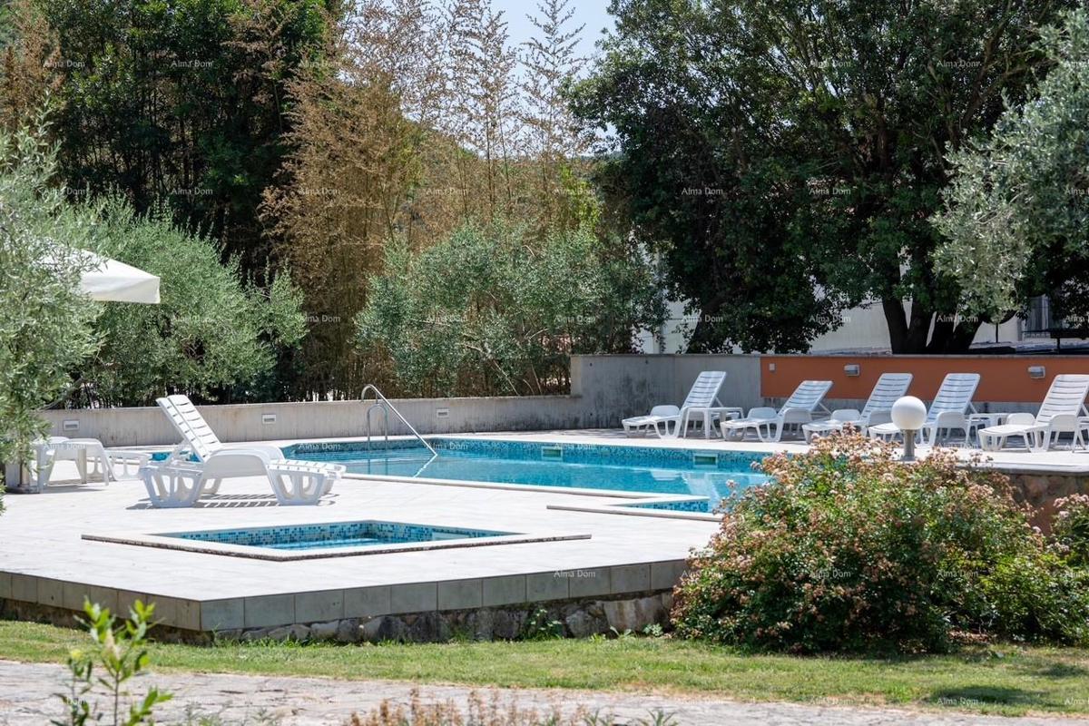 Investicija iz sanj: šarmanten hotel v Krnici, 200 m od morja