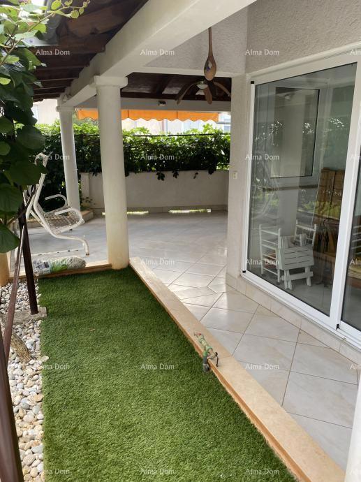 Pula – Hiša z dvema stanovanjski enotama, 50 m od morja