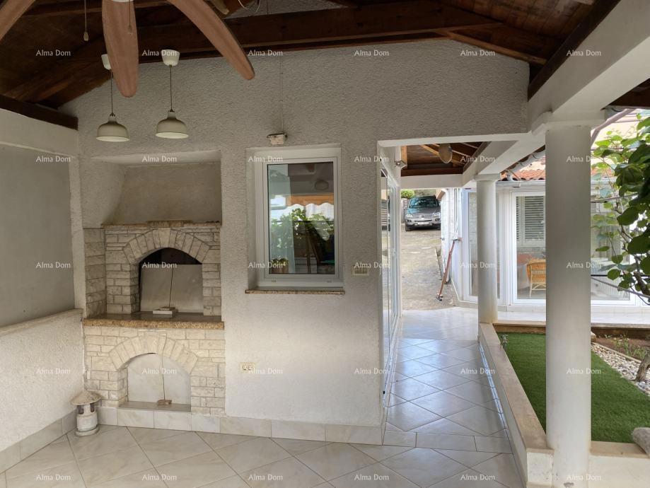 Pula – Hiša z dvema stanovanjski enotama, 50 m od morja