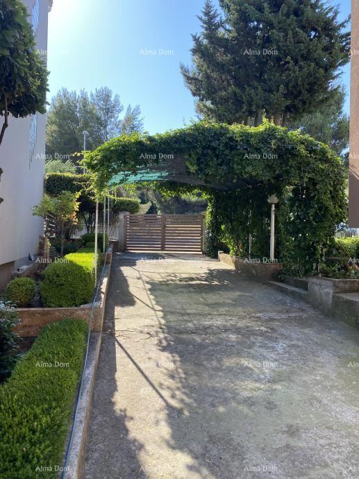 Pula – Hiša z dvema stanovanjski enotama, 50 m od morja