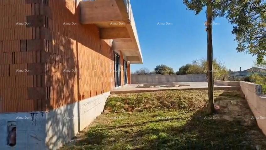 Kanfanar, moderna hiša v fazi Roh-bau