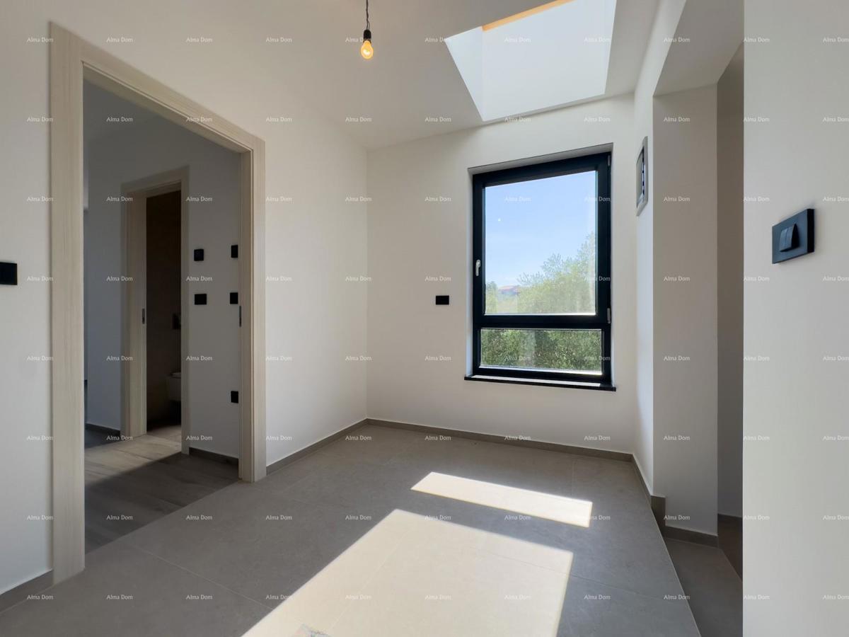 Prodamo vilo dvojček z bazenom in garažo