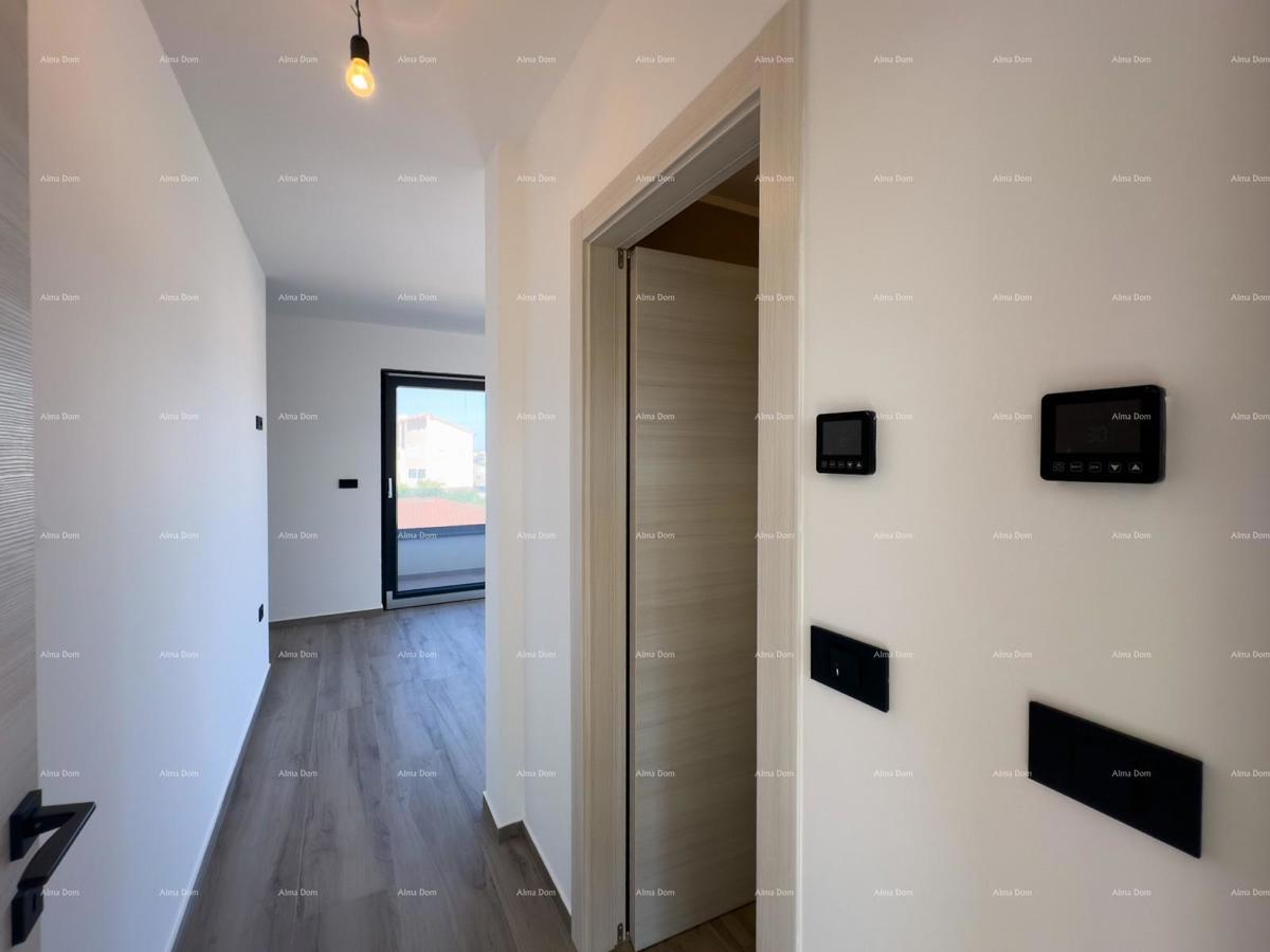 Prodamo vilo dvojček z bazenom in garažo