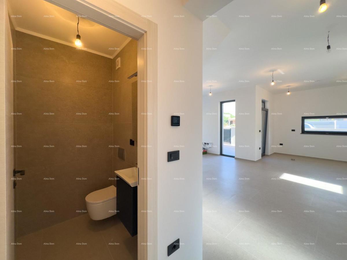 Prodamo vilo dvojček z bazenom in garažo