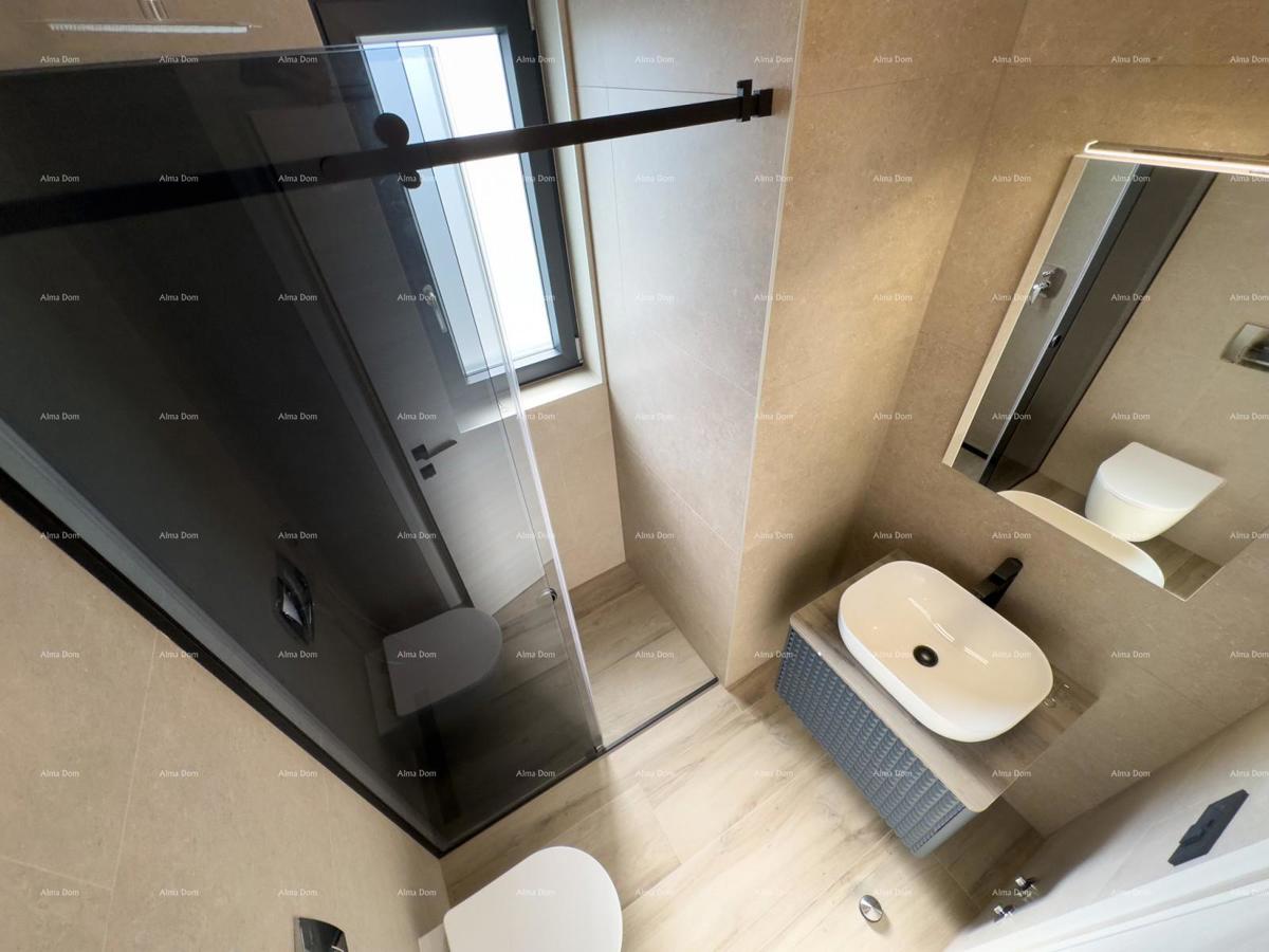 Prodamo vilo dvojček z bazenom in garažo