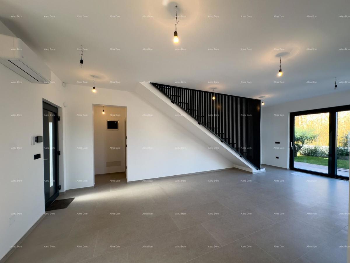 Prodamo vilo dvojček z bazenom in garažo