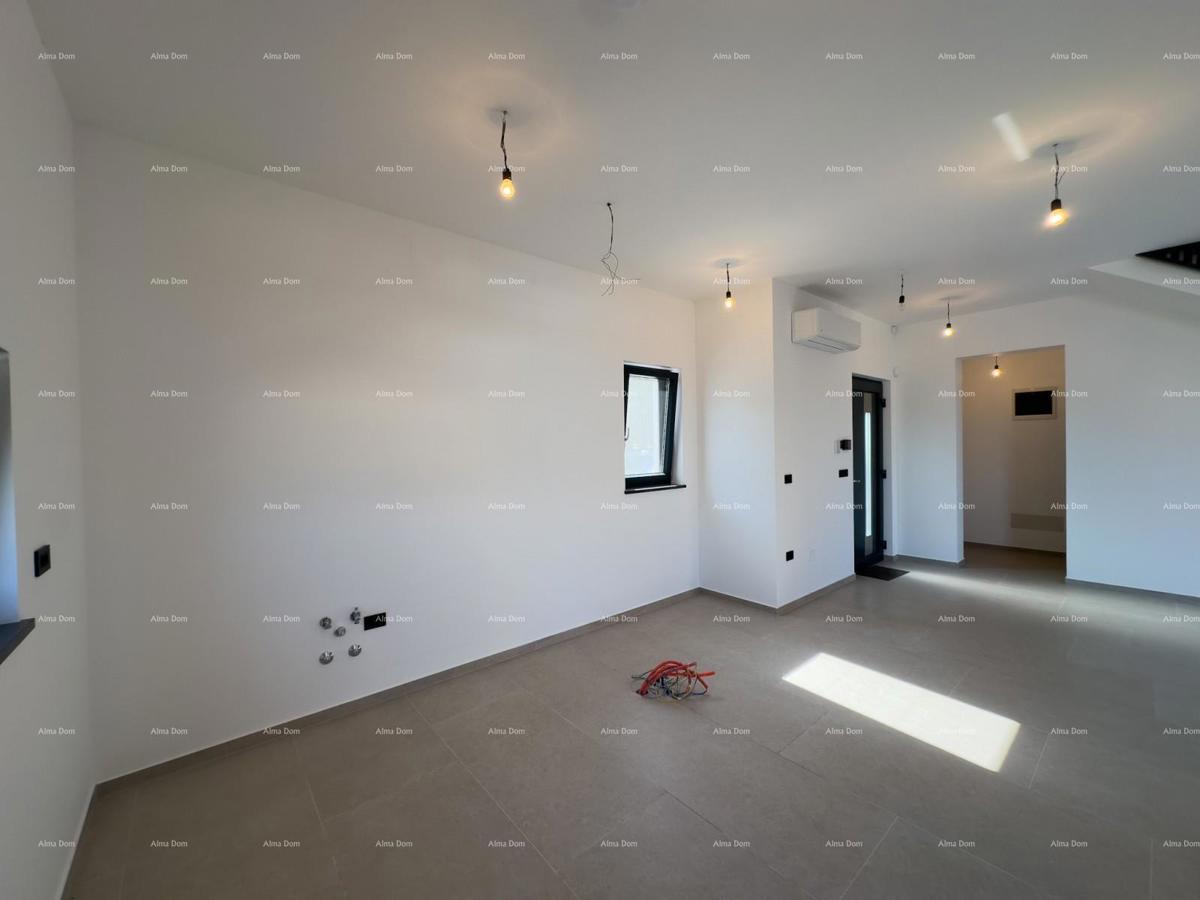 Prodamo vilo dvojček z bazenom in garažo