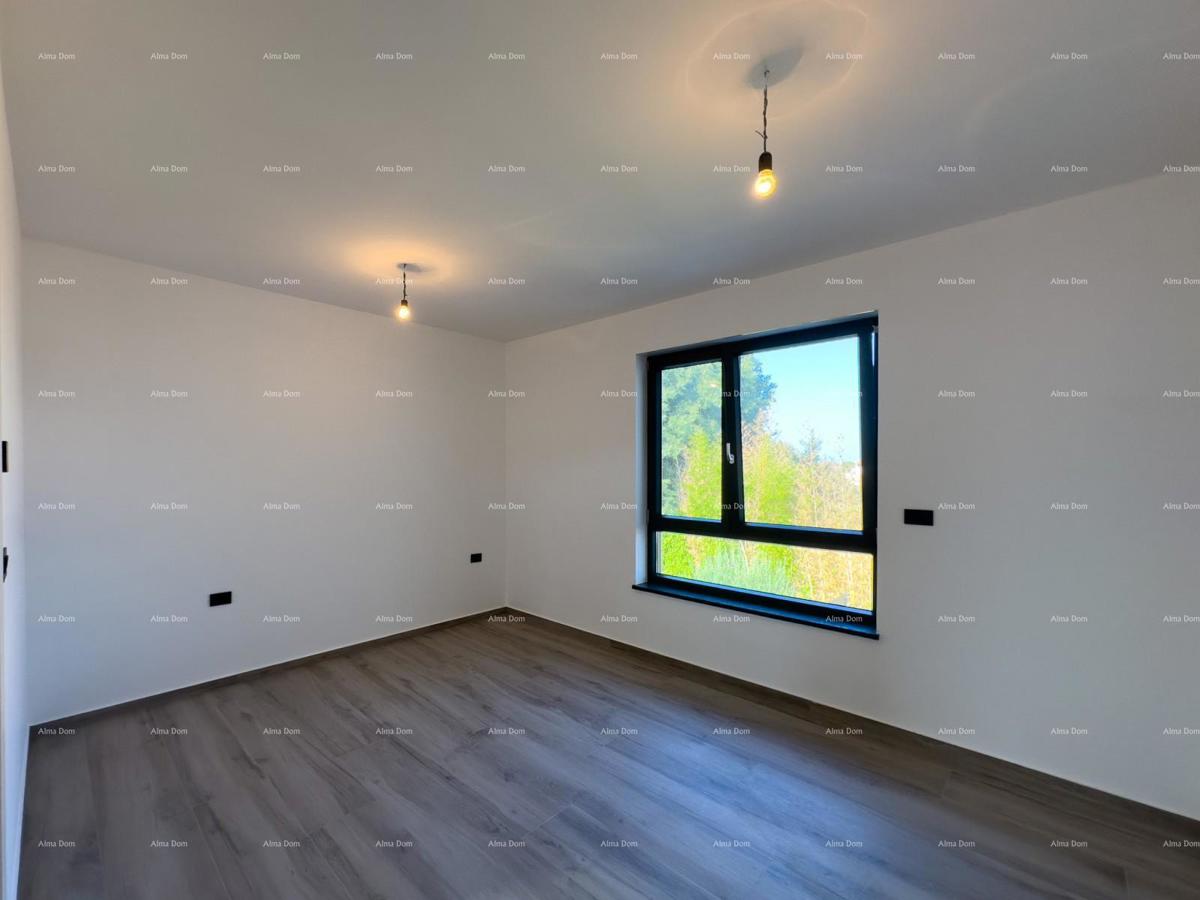 Prodamo vilo dvojček z bazenom in garažo