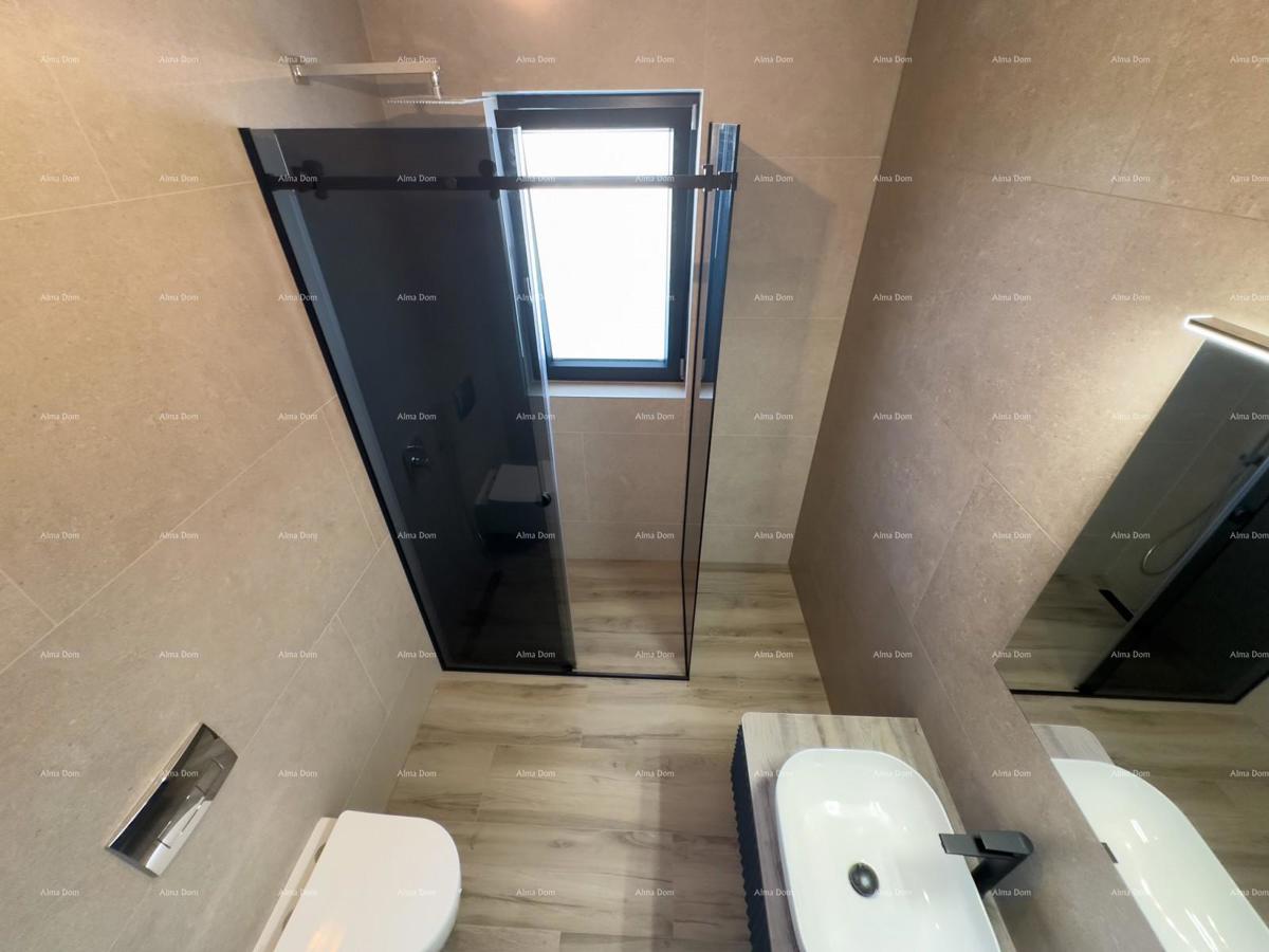 Prodamo vilo dvojček z bazenom in garažo