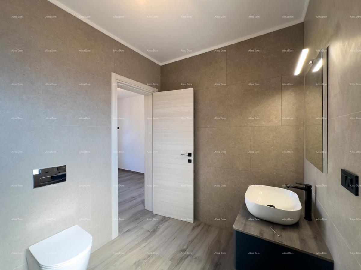 Prodamo vilo dvojček z bazenom in garažo