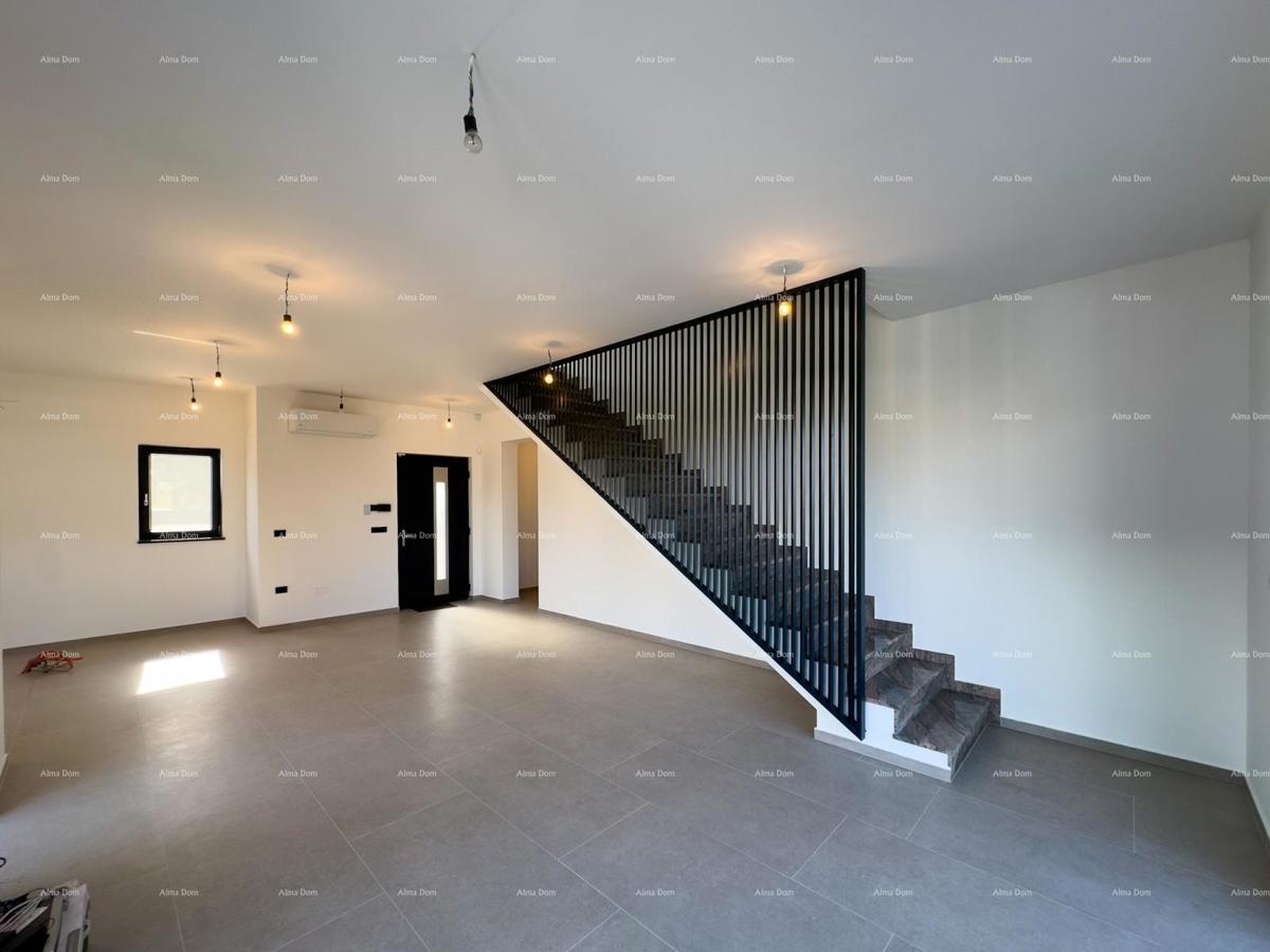 Prodamo vilo dvojček z bazenom in garažo