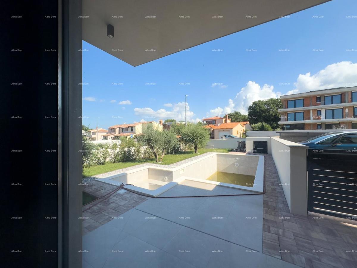 Prodamo vilo dvojček z bazenom in garažo