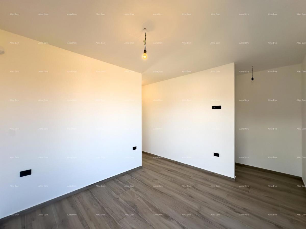 Prodamo vilo dvojček z bazenom in garažo