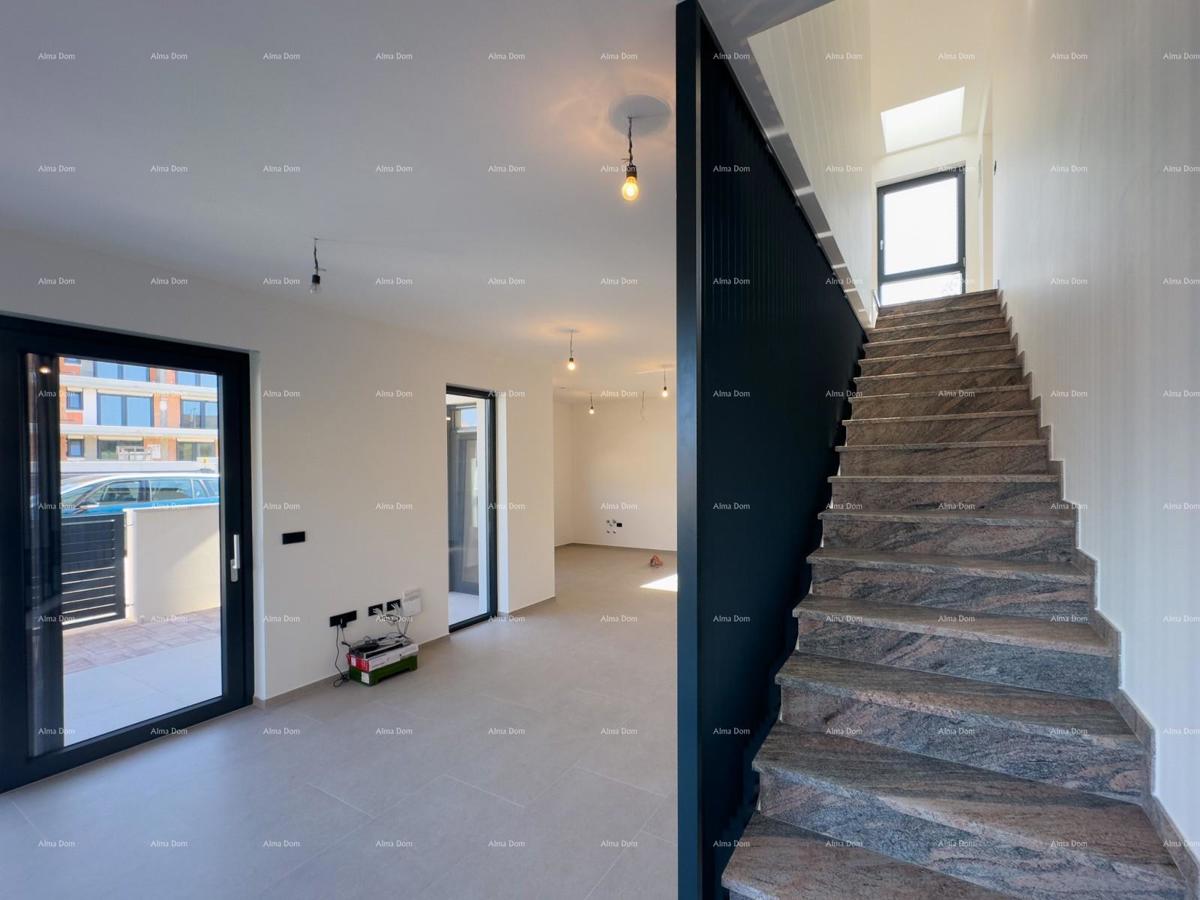 Prodamo vilo dvojček z bazenom in garažo