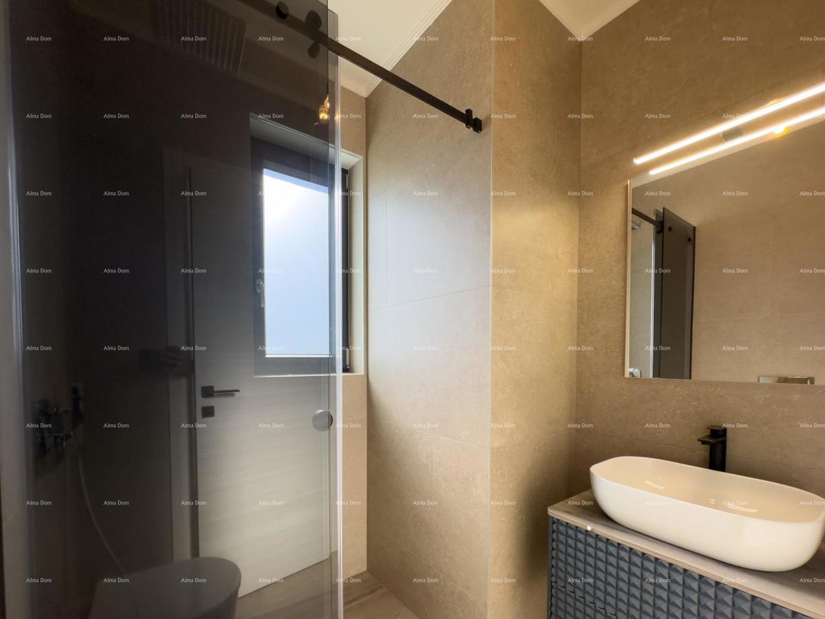 Prodamo vilo dvojček z bazenom in garažo