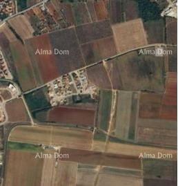 Atraktivno gradbeno zemljišče za gradnjo stanovanjske stavbe, Umag – 500 m od morja!