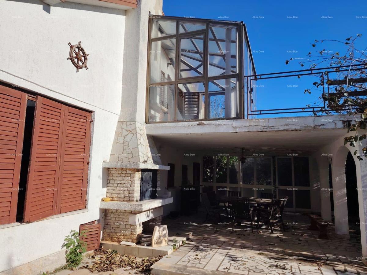 Popoln mir in potencial: nepremičnina s 12 spalnicami, bazenom in čudovitim pogledom na morje v Pomeru