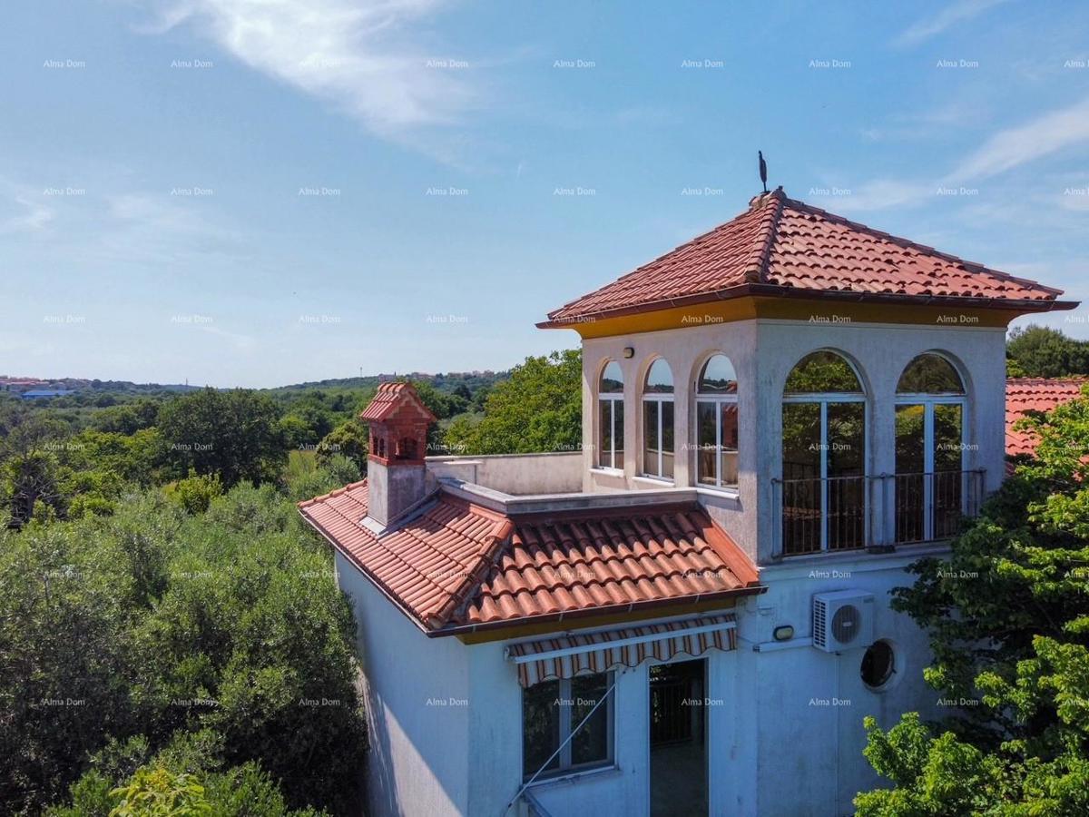 Popoln mir in potencial: nepremičnina s 12 spalnicami, bazenom in čudovitim pogledom na morje v Pomeru