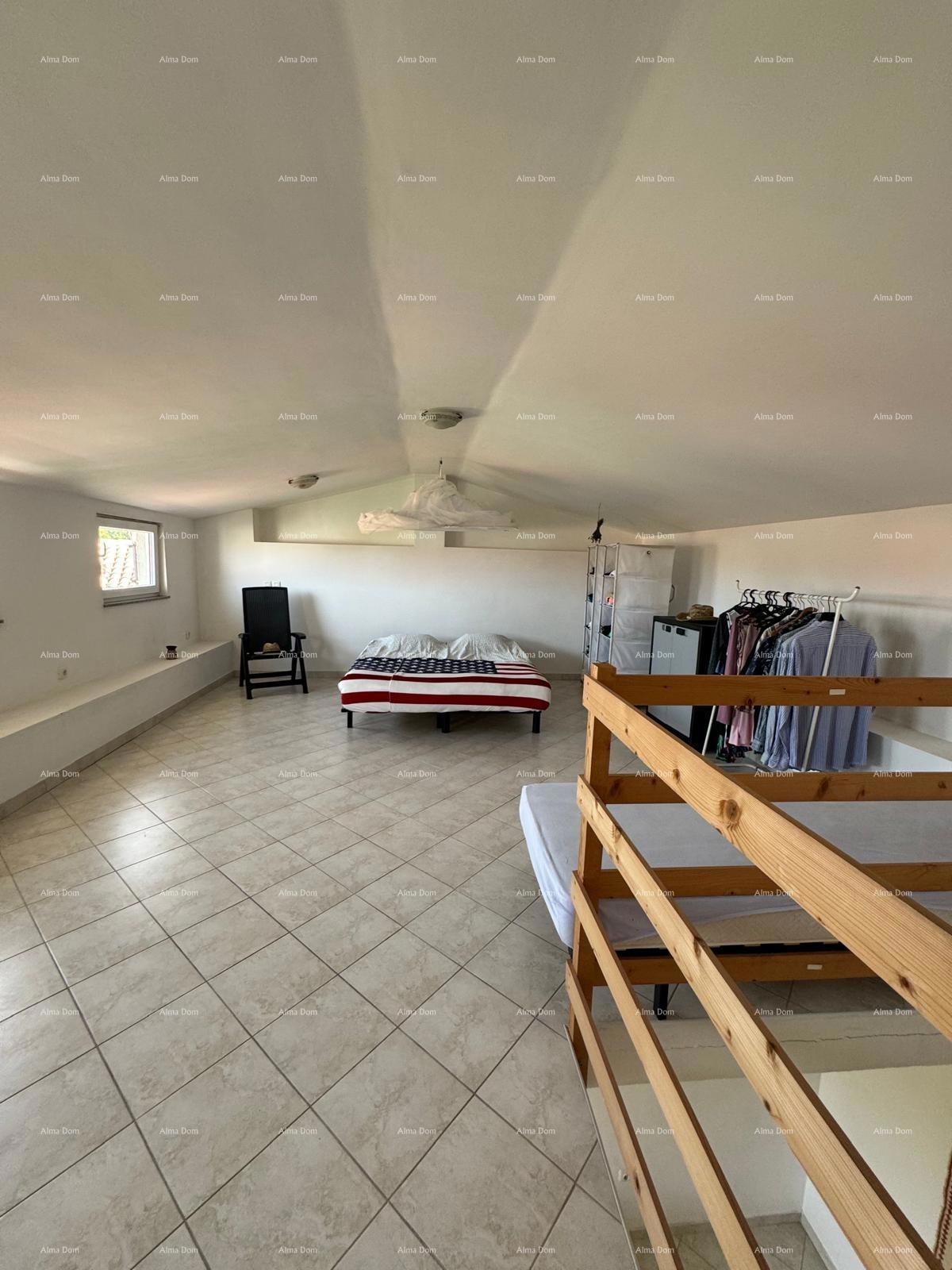 Hiša s pomožnim objektom. Medulin.