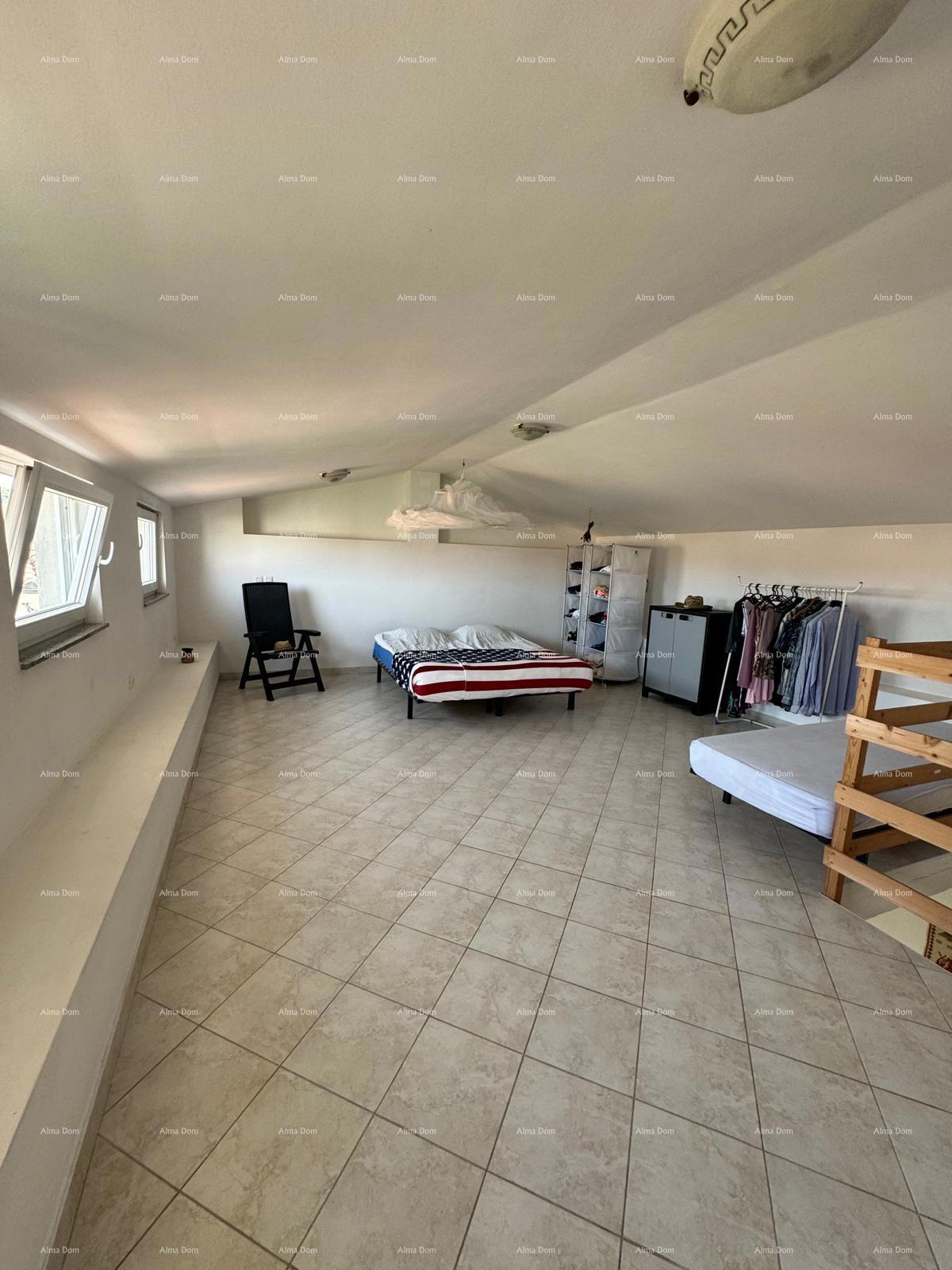 Hiša s pomožnim objektom. Medulin.