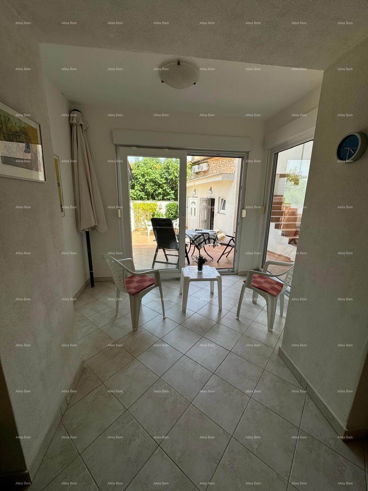 Hiša s pomožnim objektom. Medulin.