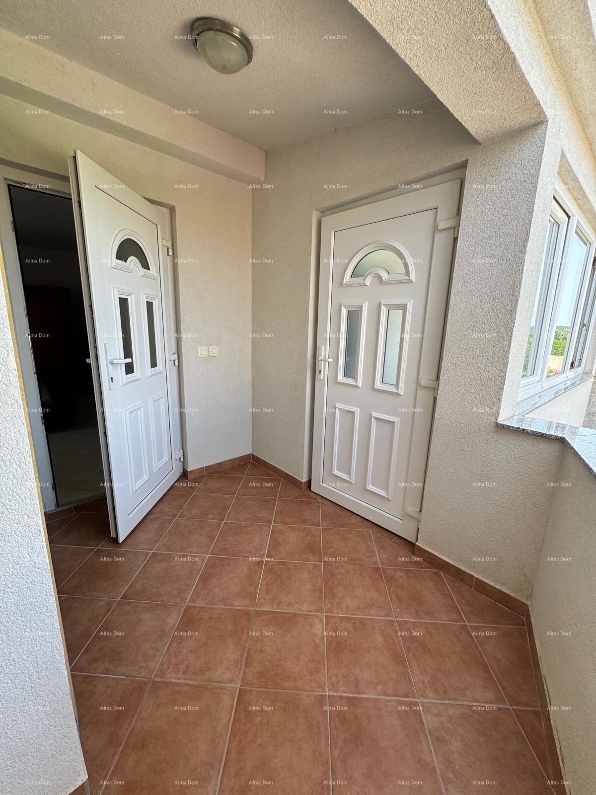 Hiša s pomožnim objektom. Medulin.