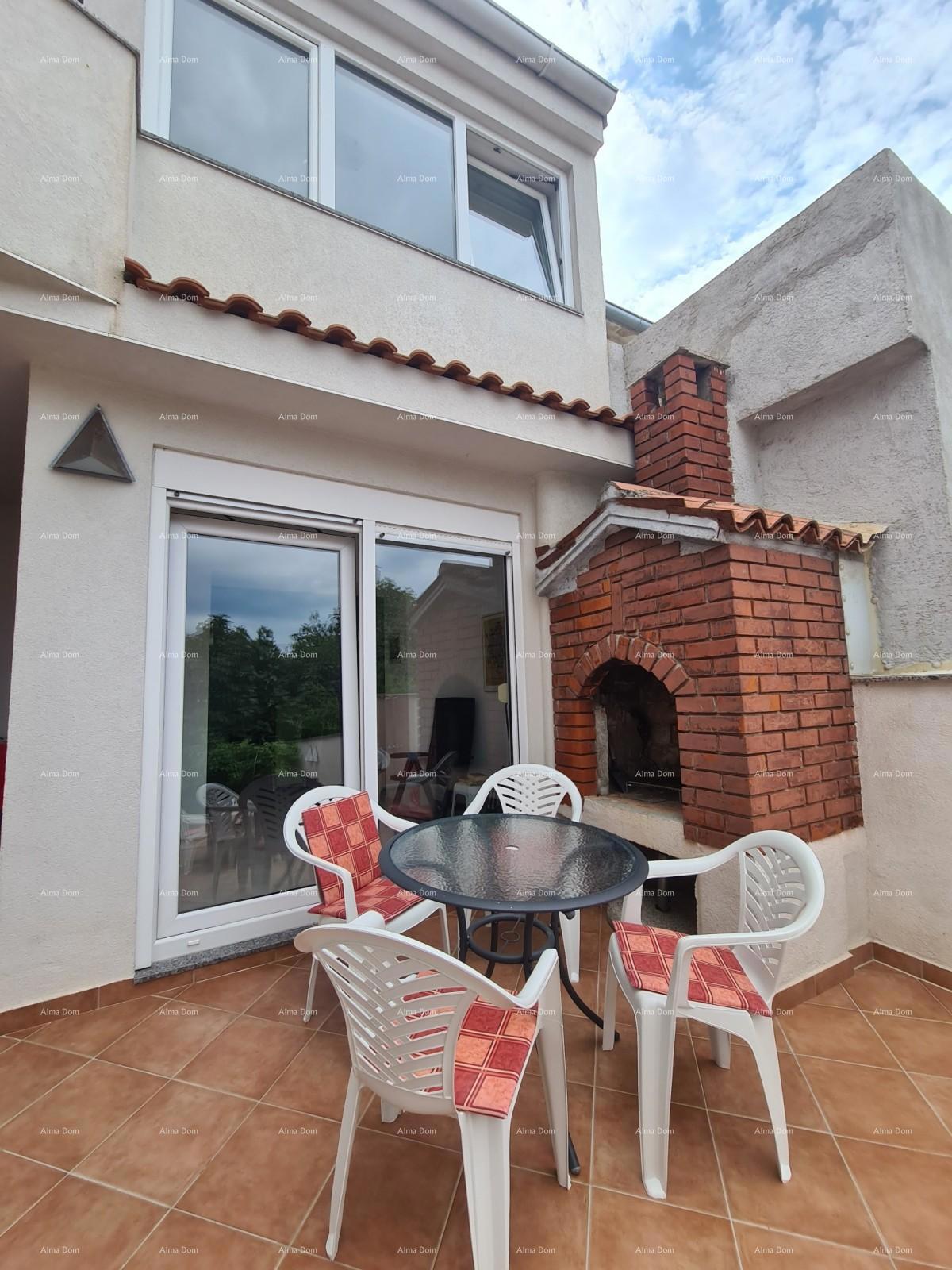 Hiša s pomožnim objektom. Medulin.