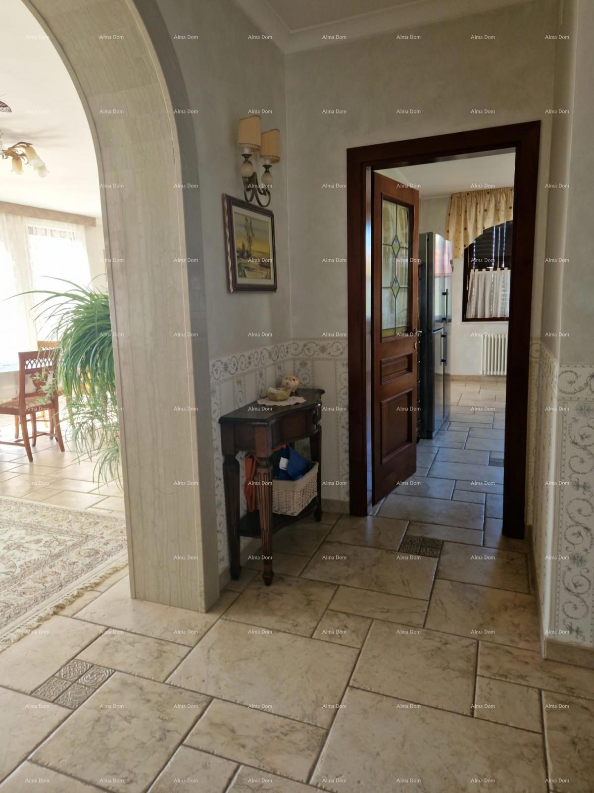 UMAG - Prostorna hiša z velikim vrtom, prva vrsta ob morju